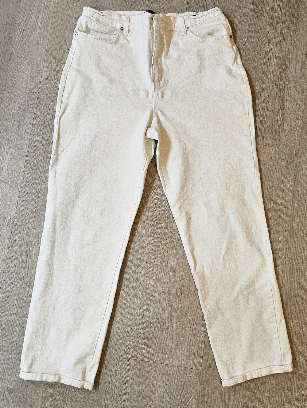 16- Gloria Vanderbilt- Amanda Style White Jeans
